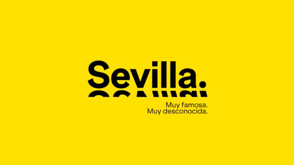Identidad visual de la marca ciudad Sevilla con fondo amarillo y lema ‘Muy famosa. Muy desconocida.’, reflejo del branding en Sevilla como estrategia contemporánea.