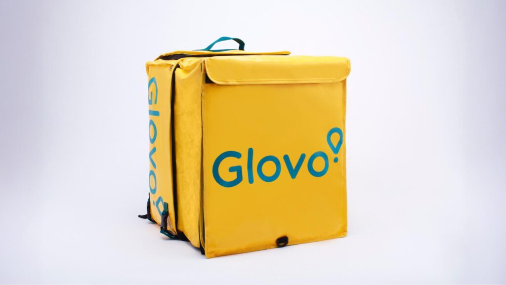 Mochila amarilla de Glovo Delivery utilizada por repartidores para transportar pedidos.