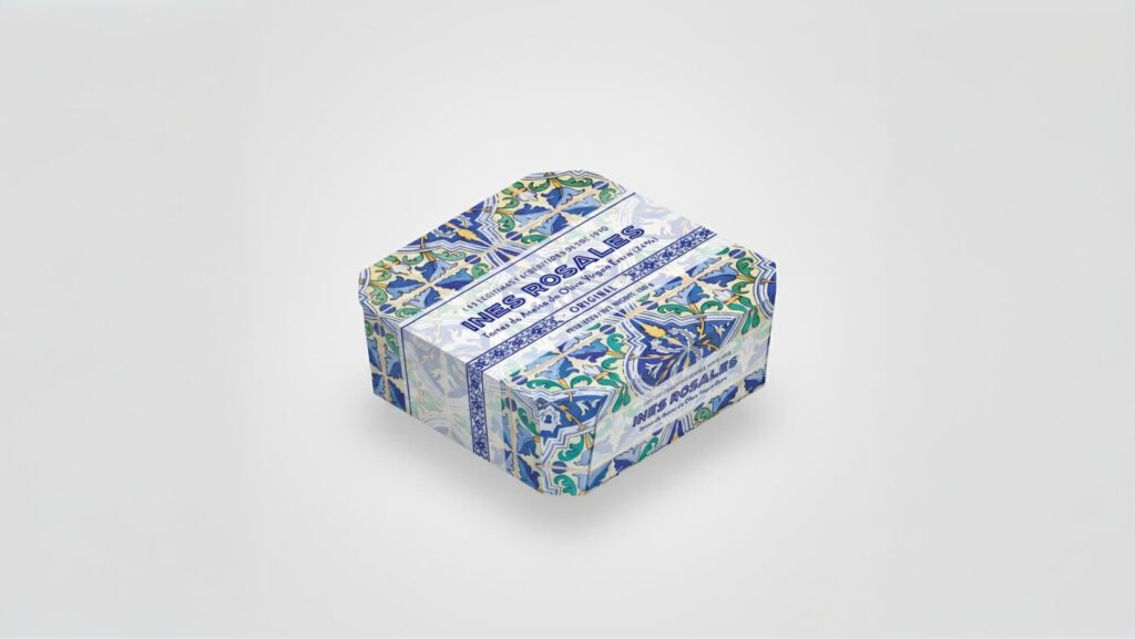 Envase original de tortas de aceite Inés Rosales con diseño azul tradicional, ejemplo de cómo una marca histórica proyecta autenticidad y branding en Sevilla.
