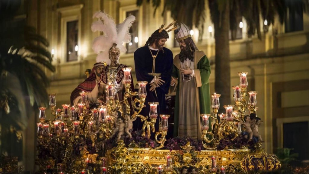 Paso procesional iluminado durante la Semana Santa de Sevilla, ejemplo de identidad cultural y estética tradicional que refuerza el branding en Sevilla.