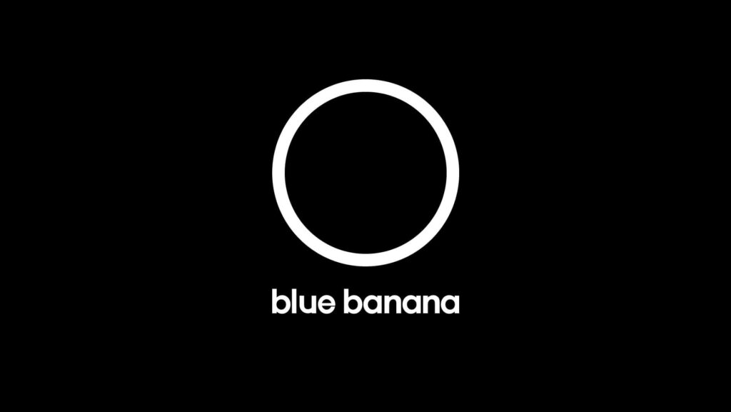 Logotipo minimalista de Blue Banana: un círculo blanco sobre fondo negro con la marca “blue banana” en tipografía moderna, simbolizando su nueva identidad y rebranding.