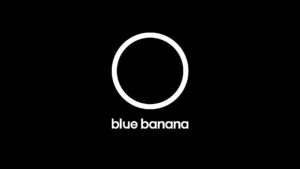 Logotipo minimalista de Blue Banana: un círculo blanco sobre fondo negro con la marca “blue banana” en tipografía moderna, simbolizando su nueva identidad y rebranding.